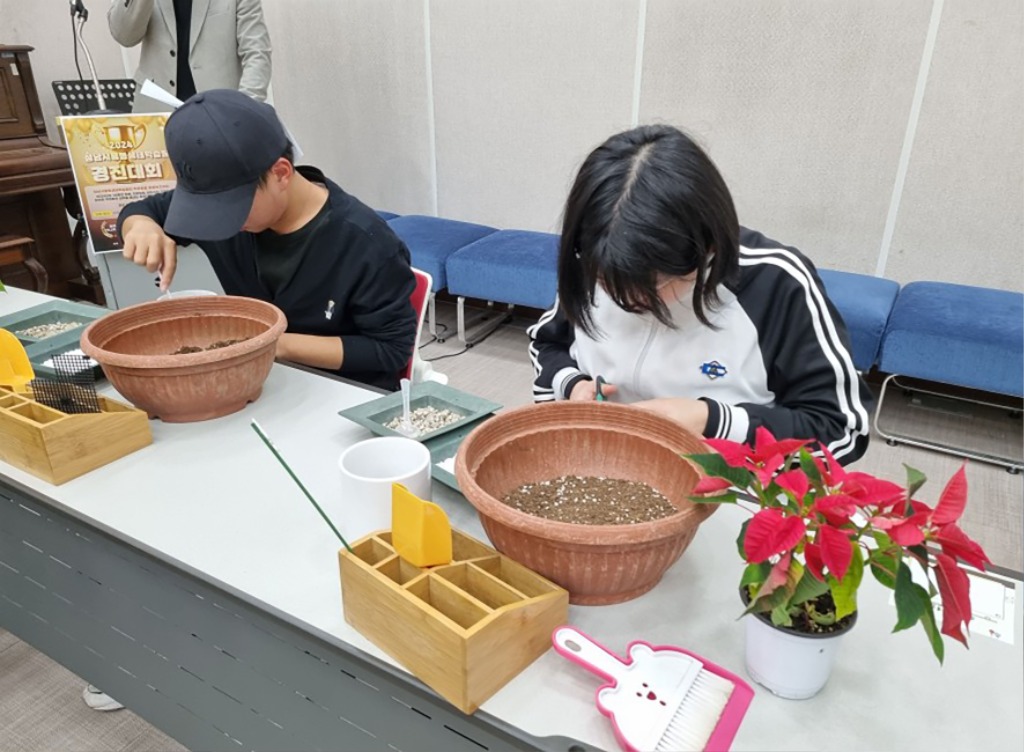 장애인복지과-지난해 12월 성남 율동생태학습원에서 열린 ‘원예 부문’ 장애인 경진대회 때(자료사진).jpg
