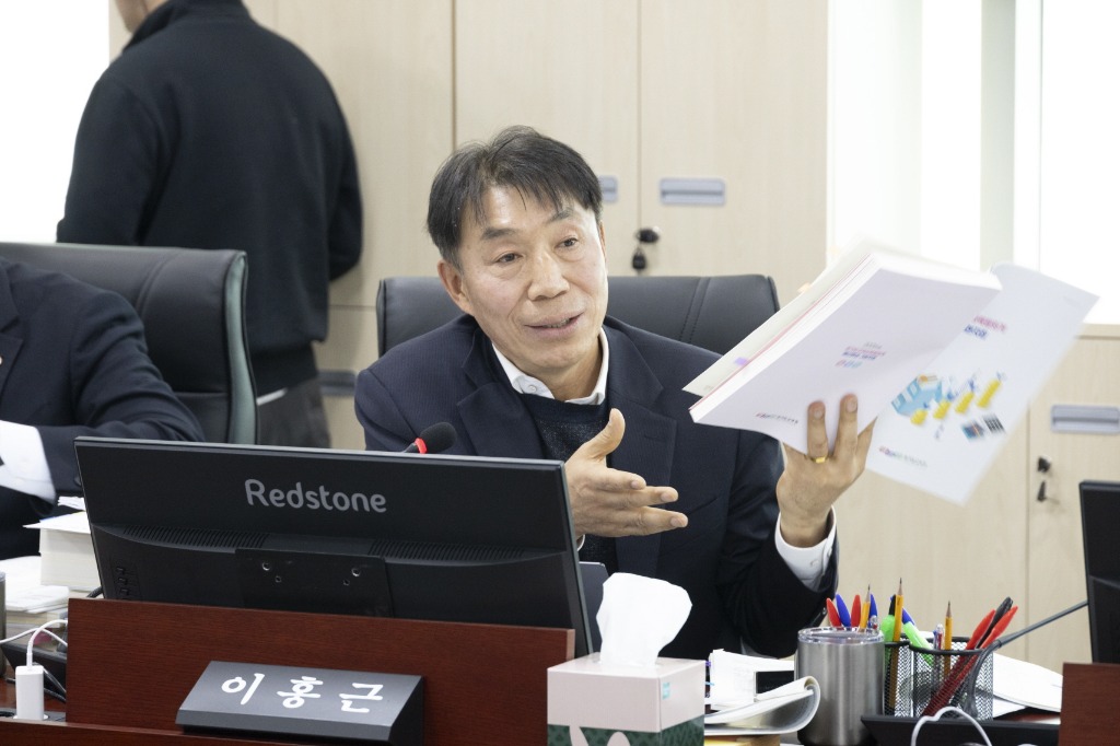 251202_이홍근_의원__“숨겨놓은_예산·정치성_홍보예산_걷어내고__원칙_있는_교육예산으로_재편해야”.JPG