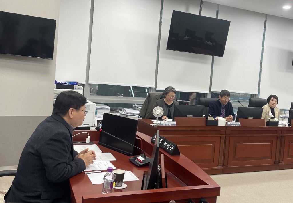 중간보고회_위원장_질의_사진.jpg