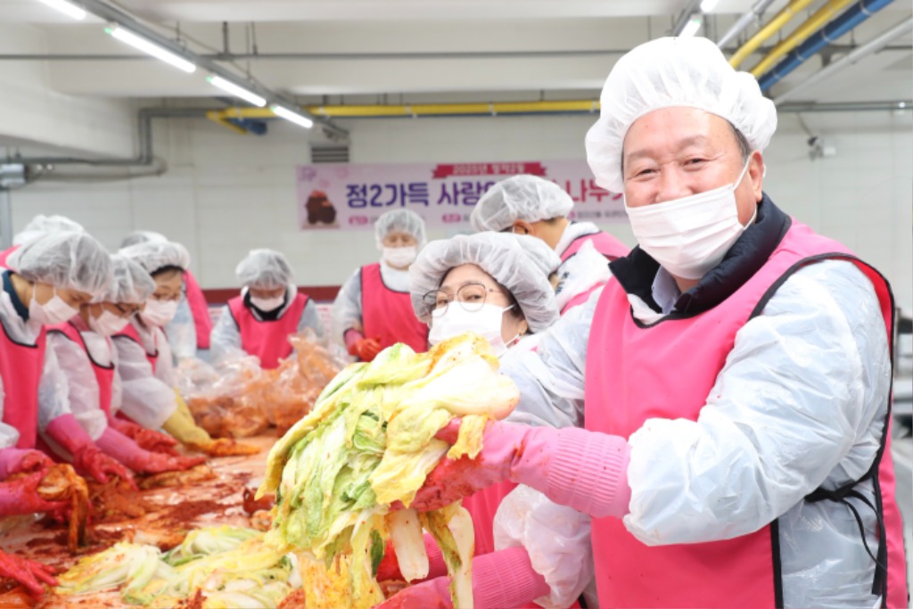 251203_안계일 의원, _2025년 정자2동 사랑의 김장 나누기_ 참여.jpg