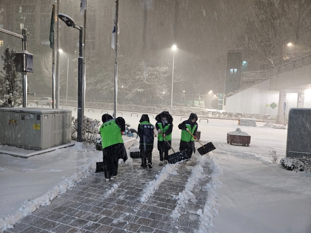 성남시, 강설 대응체계 가동… 염화칼슘 살포 등 제설작업 돌…