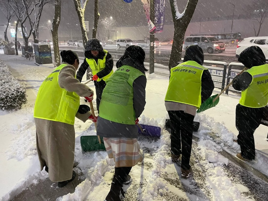 12월 4일 상대원2동 제설작업사진.jpg