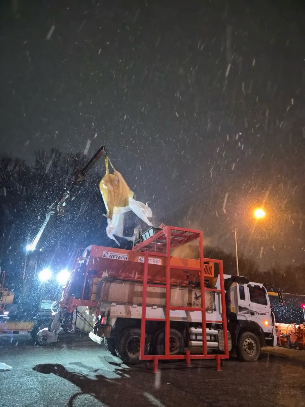 12월 4일 중장비로 제설작업하는사진1.jpg