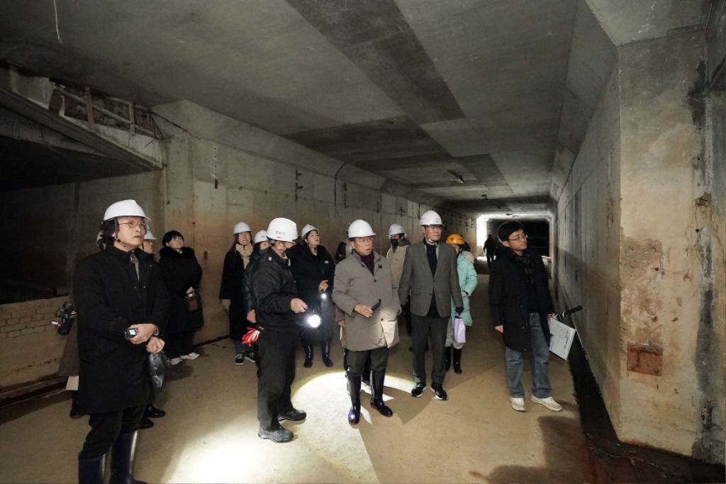 정책기획과-구미동 성남물빛정원 지하 공동구 활용도를 찾기 위해 진행 중인 시민 탐사대 프로그램에 참여 중인 신상진 성남시장.jpg