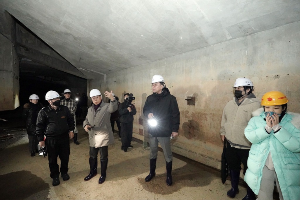 정책기획과-구미동 성남물빛정원 지하 공동구 활용도를 찾기 위해 진행 중인 시민 탐사대 프로그램에 참여한 신상진 성남시장.jpg