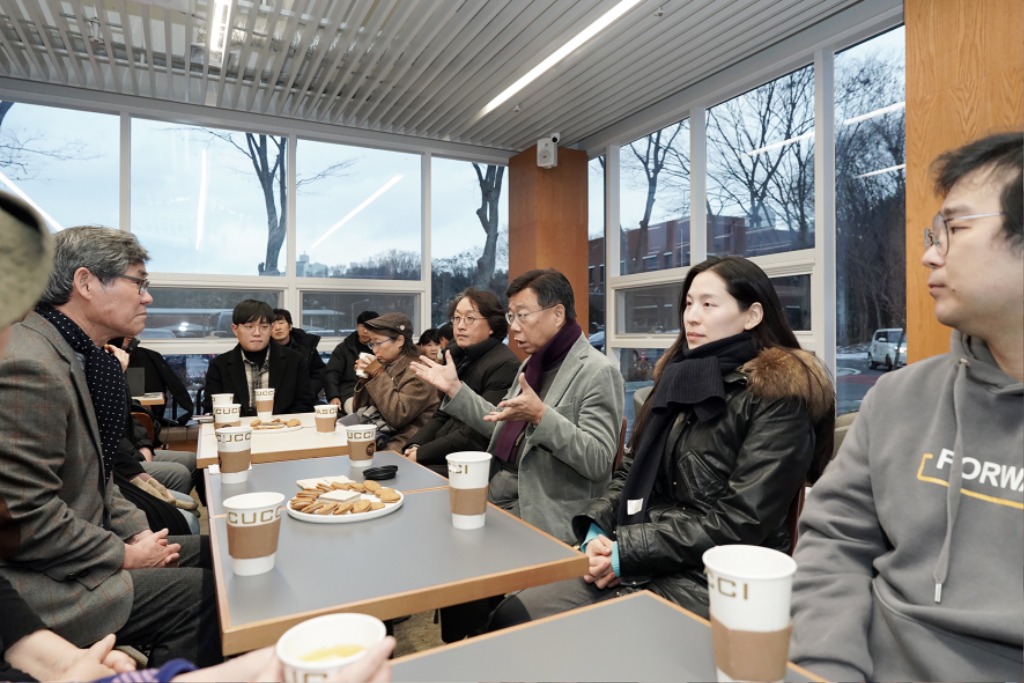정책기획과-성남물빛정원 지하 공동구 시민 탐사대 참여자들과 대화 중인 신상진 성남시장.jpg