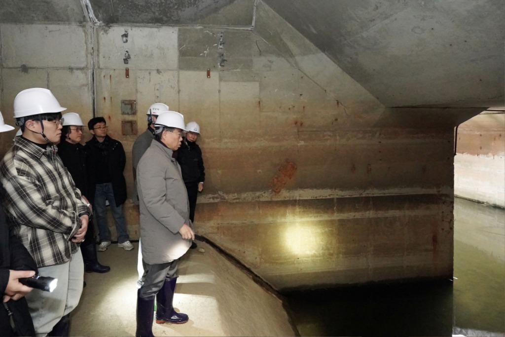 정책기획과-시민탐사대와 함께 구미동 성남물빛정원 지하 공동구 살펴보고 있는 신상진 성남시장.jpg