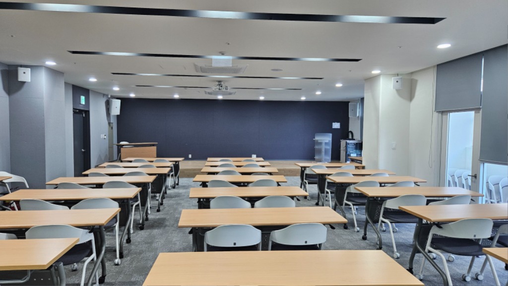 기업혁신과- 성남시 혁신지원센터 내 회의실 브릿지룸 모습.jpg