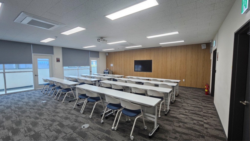 기업혁신과- 성남시 혁신지원센터 내 회의실 챌린지룸 모습.jpg