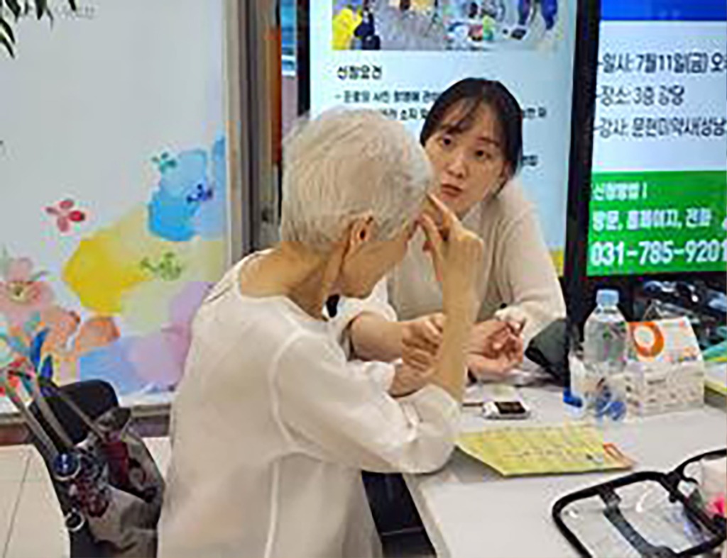 분당구보건소-분당구보건소 방문간호사가 복지관에서 건강상담 중이다(자료사진).jpg