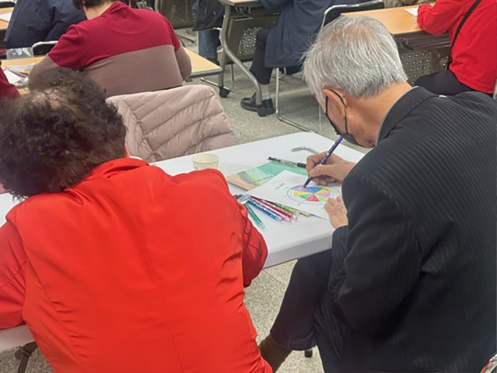 분당구보건소-웰다잉교육에 참여한 시민이 내 삶을 돌아보는 노트를 작성 중이다(자료사진).jpg