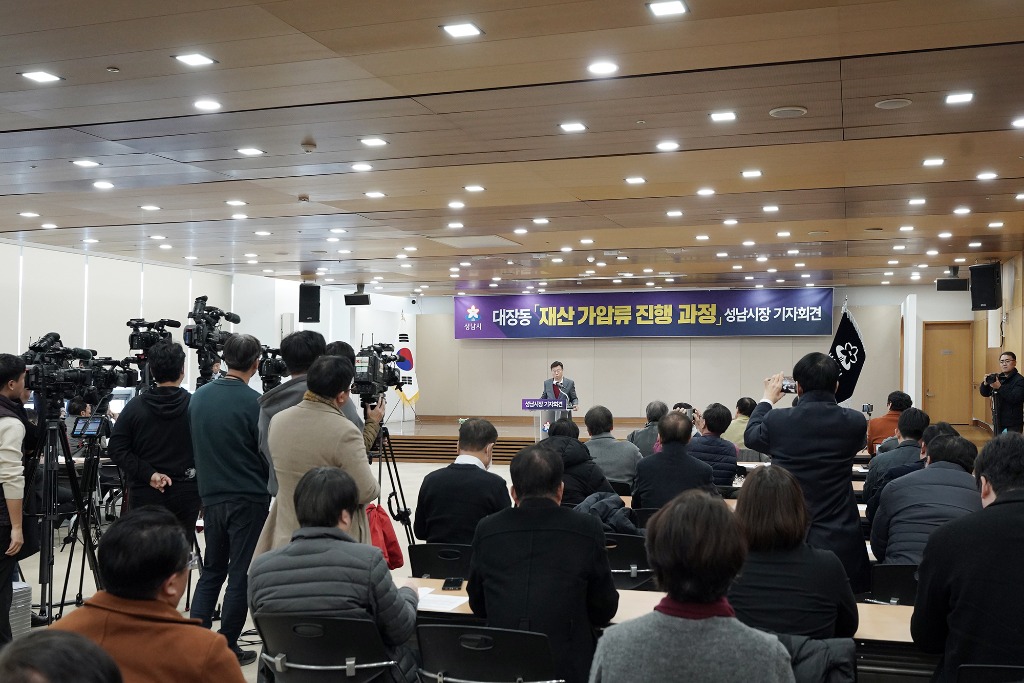 신상진 성남시장이 9일 시청 한누리실에서 대장동 재산 가압류 진행 과정 기자회견에서 발언하고 있다4.jpg