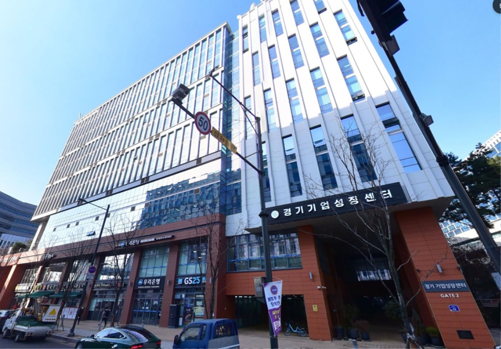 AI반도체과-성남시 _제조 인공지능(AI) 솔루션 개발지원센터_ 가 들어선 경기기업성장센터 전경.jpg