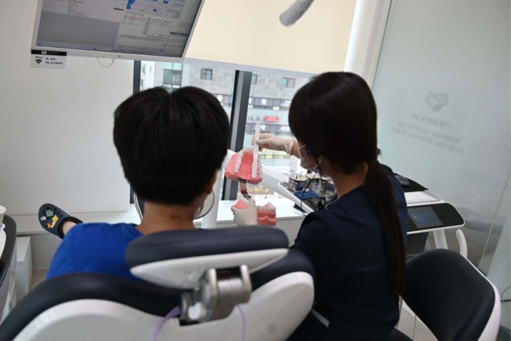 수정구보건소-_치과주치의_ 성남시 초교 4학년생이 올바른 칫솔질에 관한 설명을 듣고 있다.jpg