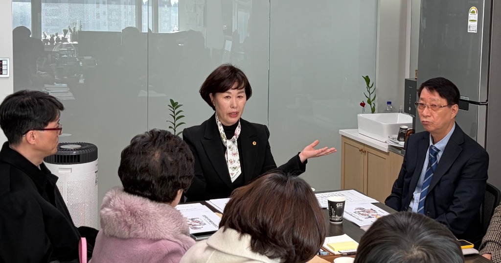 251210 경기도의회 이채영 의원, 선진주민위원회와 장안구 노인복지 현안 논의 위한 간담회 개최 (1).jpg