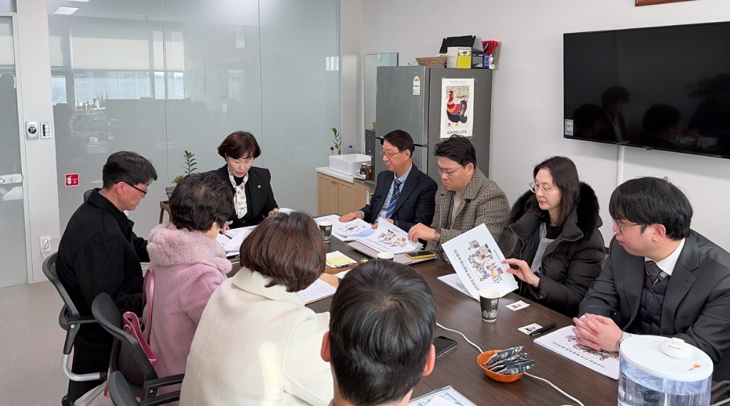 251210 경기도의회 이채영 의원, 선진주민위원회와 장안구 노인복지 현안 논의 위한 간담회 개최 (2).jpg