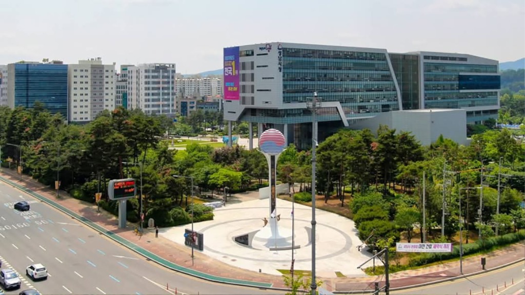 복지정책과-현충탑이 보이는 성남시 중원구 여수동 시청 전경(여수·성남대로 교차로 쪽).jpg