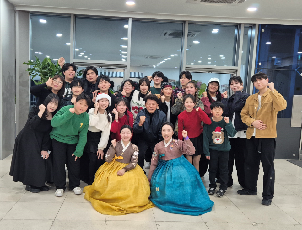 12.성남 공연팀과 오흥식 대표.png