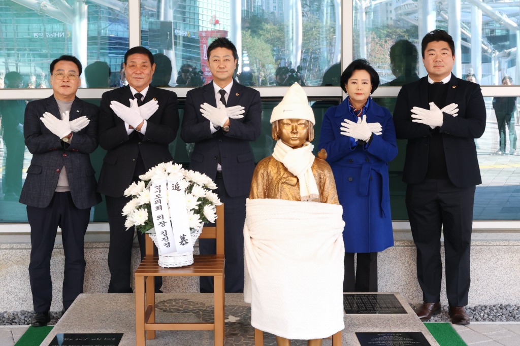 251212_김진경_의장__평화의_소녀상_건립_7주년_추모식...올바른_역사_인식_확립되도록_최선_다할_것_(3).jpg