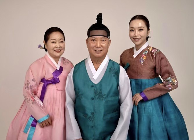 방영기 명창 국악가족 (좌-이향우 성남국악지부장, 중-방영기 명창, 우-딸 방글 소리꾼.jpg