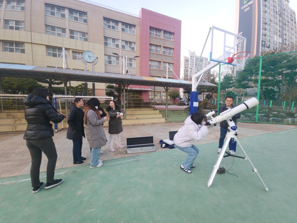251218_경기도교육청미래과학교육원__찾아가는_천체관측_멘토링_통해_천문교육_지원(경기도교육청미래과학교육원)(사진2).jpg