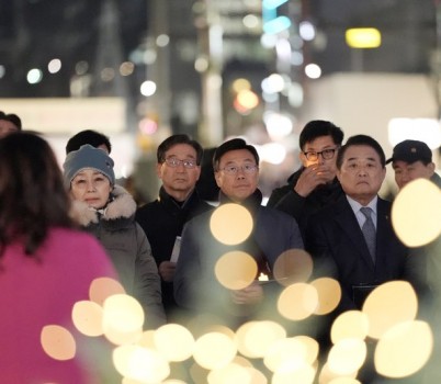 신상진 성남시장이 29일 판교역 광장 성탄 트리 점등식에 참석했다.jpg width: 100%; height : 150px