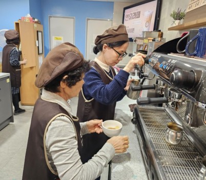 노인복지과-성남시 노인일자리 공동체사업단 분야 카페 운영 참여 어르신들.jpg width: 100%; height : 150px