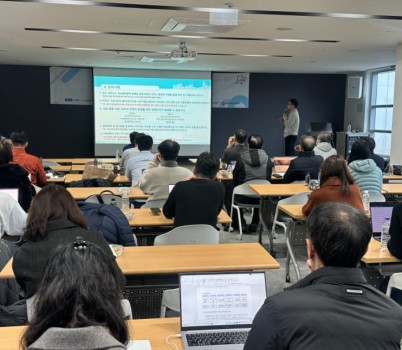 기업혁신과-지난 11월 24일 성남 기업들이 성남시 혁신지원센터에서 _생성형 인공지능(AI) 활용 공모사업신청서 작성 교육을 듣고 있다..jpg width: 100%; height : 150px