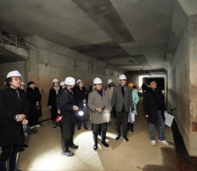 정책기획과-구미동 성남물빛정원 지하 공동구 활용도를 찾기 위해 진행 중인 시민 탐사대 프로그램에 참여 중인 신상진 성남시장.jpg width: 100%; height : 150px