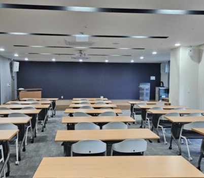 기업혁신과- 성남시 혁신지원센터 내 회의실 브릿지룸 모습.jpg width: 100%; height : 150px