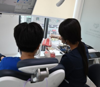 수정구보건소-_치과주치의_ 성남시 초교 4학년생이 올바른 칫솔질에 관한 설명을 듣고 있다.jpg width: 100%; height : 150px