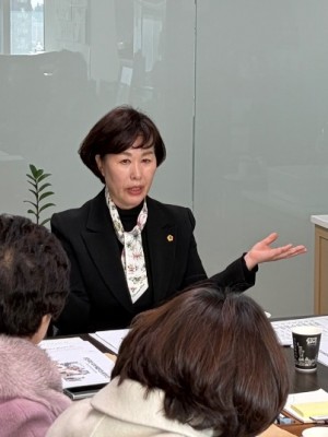 251210 경기도의회 이채영 의원, 선진주민위원회와 장안구 노인복지 현안 논의 위한 간담회 개최 (1).jpg