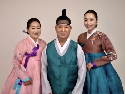 방영기 명창 국악가족 (좌-이향우 성남국악지부장, 중-방영기 명창, 우-딸 방글 소리꾼.jpg