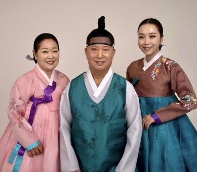 방영기 명창 국악가족 (좌-이향우 성남국악지부장, 중-방영기 명창, 우-딸 방글 소리꾼.jpg width: 100%; height : 150px