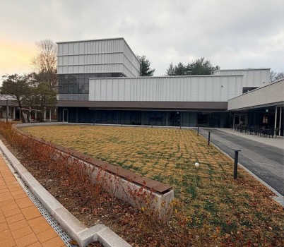 여성가족과-결혼식 후 연회장소로 활용할 수 있는 성남물빛정원 뮤직홀 앞 잔디마당.jpg width: 100%; height : 150px