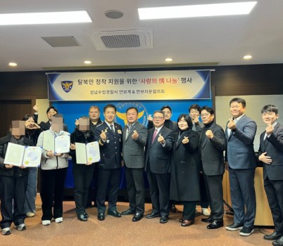 단체사진(보정完).JPG width: 100%; height : 150px