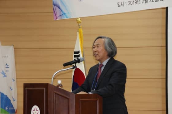 인사말 중인 김영실 전임 회장