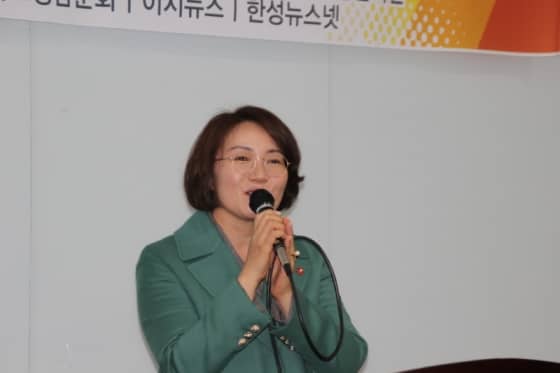 축사 중인 김태년의 아내 김미연의 모습