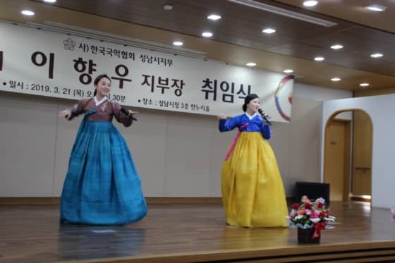 축하공연 중인 국악앙상블 나나니